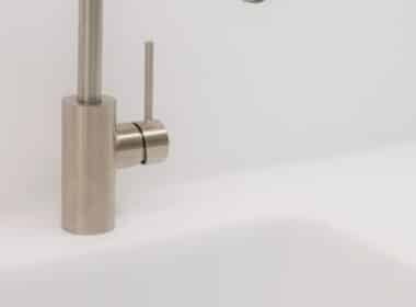 Cambiar latiguillo grifo conectado a una grifería de lavabo
