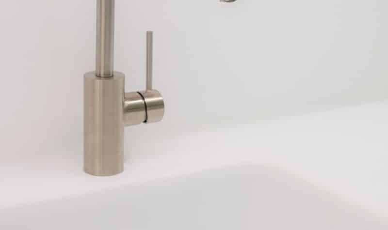 Cambiar latiguillo grifo conectado a una grifería de lavabo