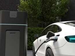 Cargador coche eléctrico casa instalado junto a un vehículo