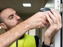Cerradura atascada revisada durante una reparación de puerta