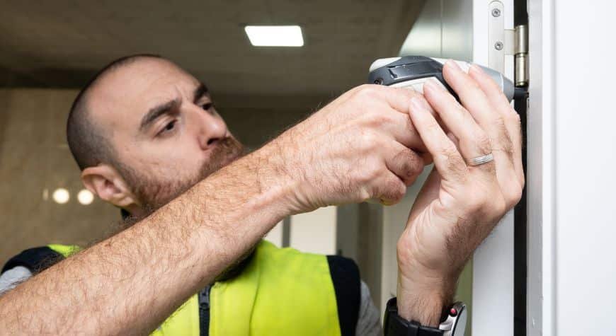 Cerradura atascada revisada durante una reparación de puerta