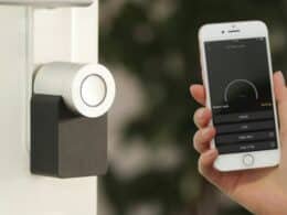 Cerradura inteligente controlada desde un smartphone