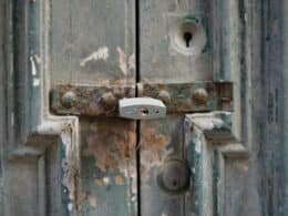 Cerradura invisible instalada como refuerzo en una puerta de seguridad