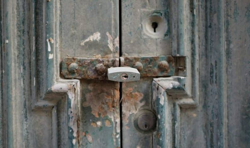 Cerradura invisible instalada como refuerzo en una puerta de seguridad