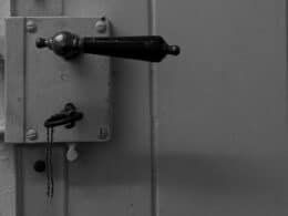 Cerradura multipunto instalada en una puerta de seguridad con varios puntos de cierre