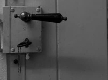 Cerradura multipunto instalada en una puerta de seguridad con varios puntos de cierre
