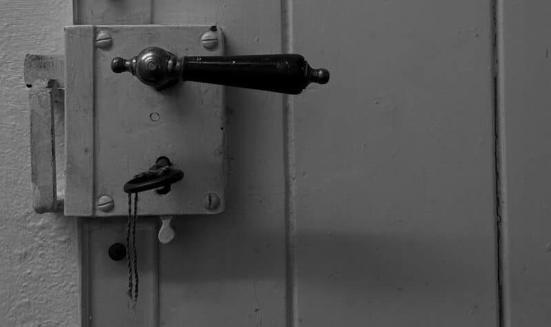 Cerradura multipunto instalada en una puerta de seguridad con varios puntos de cierre