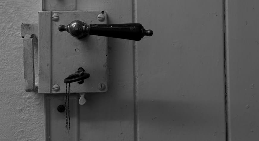 Cerradura multipunto instalada en una puerta de seguridad con varios puntos de cierre