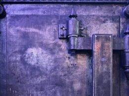 Cerradura puerta aluminio instalada en un perfil metálico de acceso