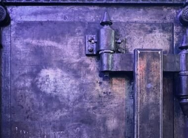 Cerradura puerta aluminio instalada en un perfil metálico de acceso