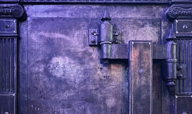 Cerradura puerta aluminio instalada en un perfil metálico de acceso