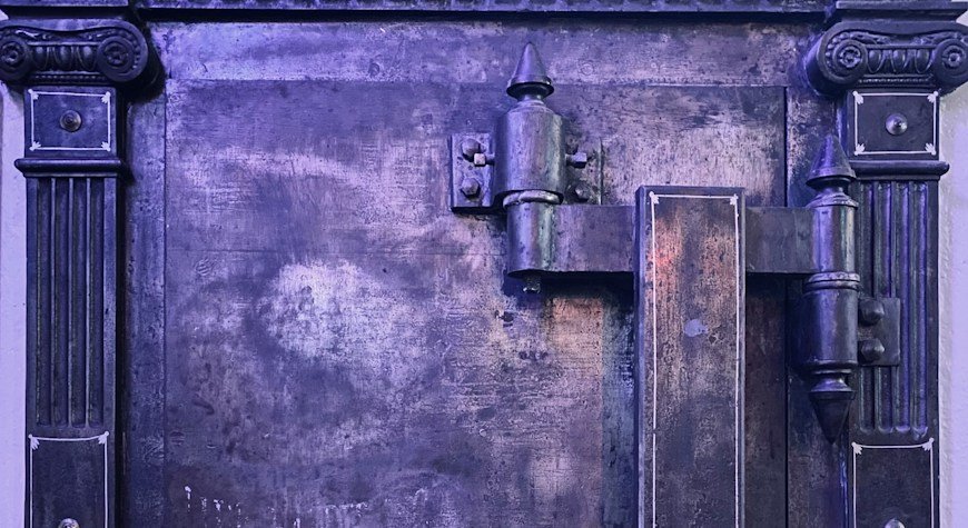 Cerradura puerta aluminio instalada en un perfil metálico de acceso
