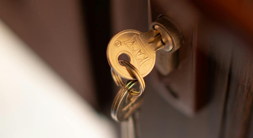 Cerradura puerta blindada con llave en una puerta de entrada de seguridad