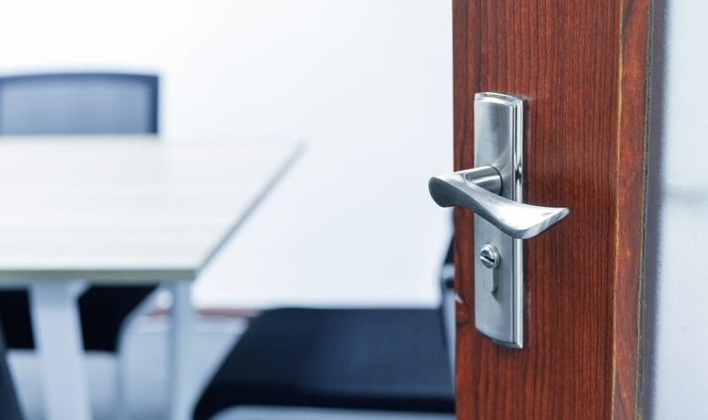 Cerradura puerta de cristal en acceso de oficina