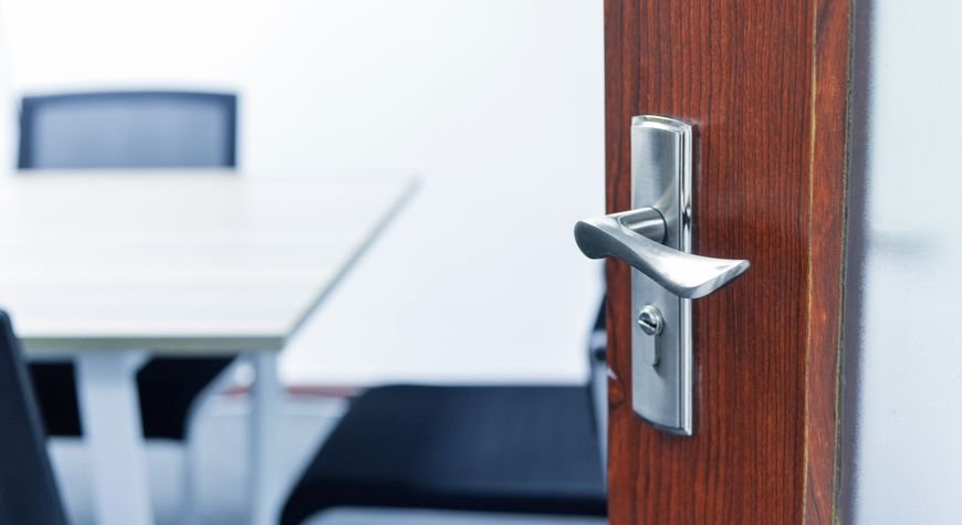 Cerradura puerta de cristal en acceso de oficina