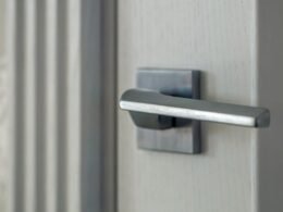 Cerradura puerta interior con manilla y mecanismo de cierre