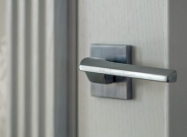 Cerradura puerta interior con manilla y mecanismo de cierre