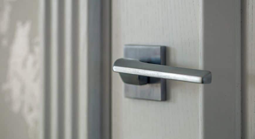 Cerradura puerta interior con manilla y mecanismo de cierre