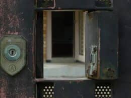 Cerradura sobreponer instalada en la cara interior de una puerta de seguridad