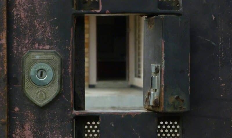 Cerradura sobreponer instalada en la cara interior de una puerta de seguridad