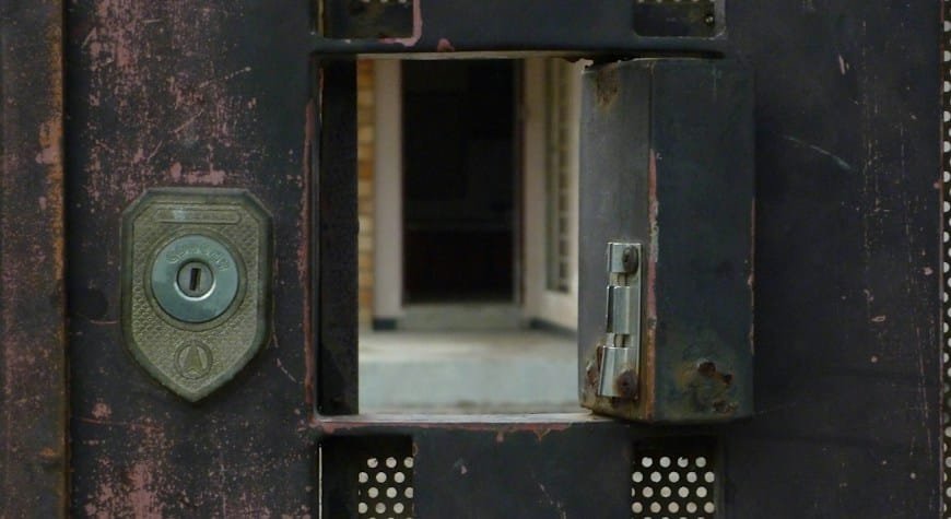 Cerradura sobreponer instalada en la cara interior de una puerta de seguridad