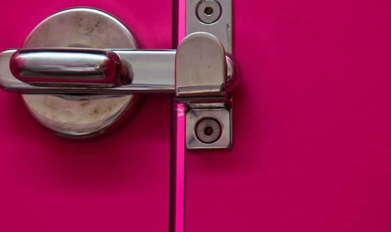 Cerrojo de seguridad instalado en una puerta