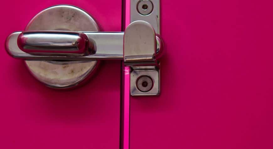 Cerrojo de seguridad instalado en una puerta