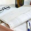 Documentos y calculadora sobre una mesa para ilustrar la gestión fiscal de una comunidad de propietarios