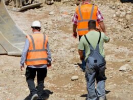 Cimentación de una casa con trabajadores vertiendo hormigón