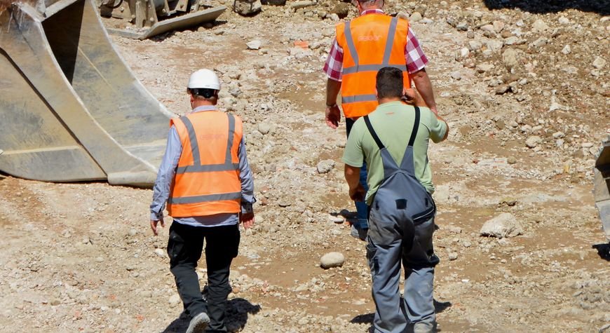 Cimentación de una casa con trabajadores vertiendo hormigón