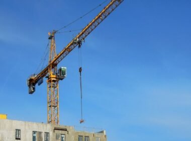 Construcción modular con elementos prefabricados montados mediante grúa