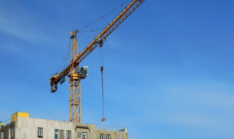 Construcción modular con elementos prefabricados montados mediante grúa