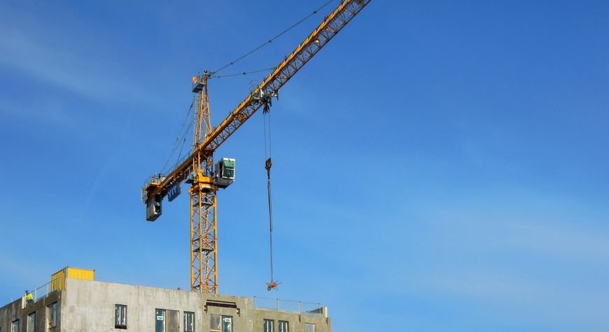 Construcción modular con elementos prefabricados montados mediante grúa