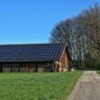 Construcción sostenible con edificio de madera y energía solar fotovoltaica