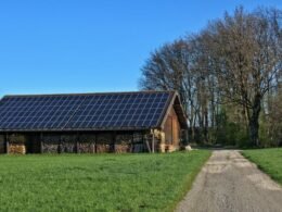 Construcción sostenible con edificio de madera y energía solar fotovoltaica