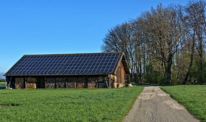 Construcción sostenible con edificio de madera y energía solar fotovoltaica