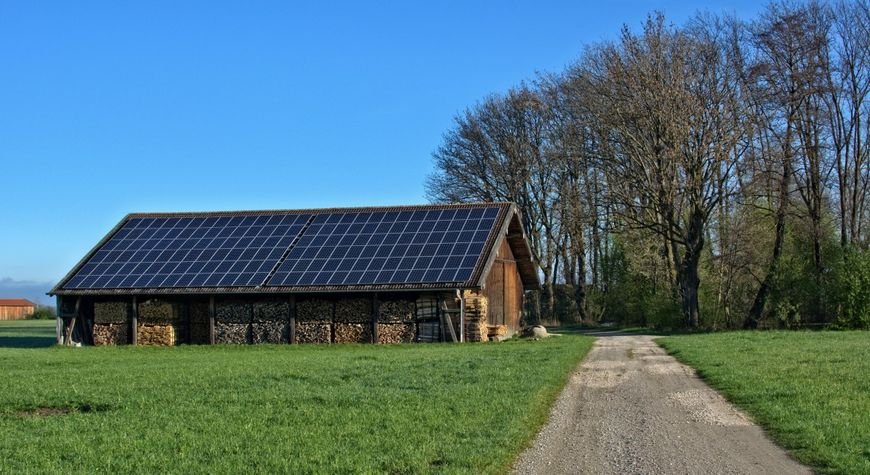 Construcción sostenible con edificio de madera y energía solar fotovoltaica