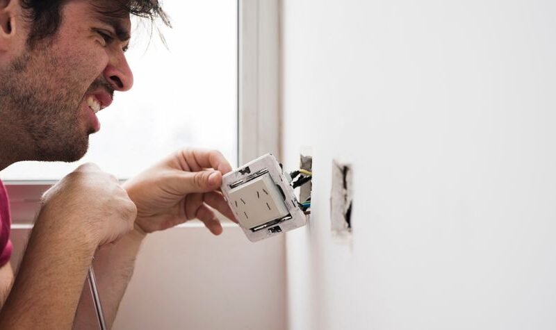 Cortocircuito en casa revisado por un electricista profesional