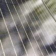 Panel solar sobre una cubierta para calcular cuántas placas solares necesita una vivienda