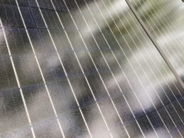 Panel solar sobre una cubierta para calcular cuántas placas solares necesita una vivienda
