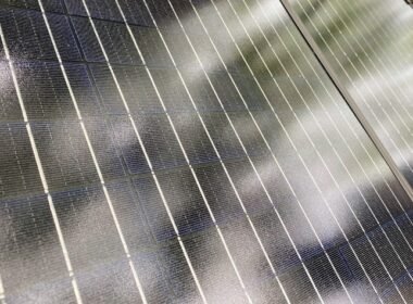 Panel solar sobre una cubierta para calcular cuántas placas solares necesita una vivienda