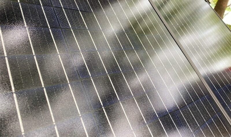 Panel solar sobre una cubierta para calcular cuántas placas solares necesita una vivienda