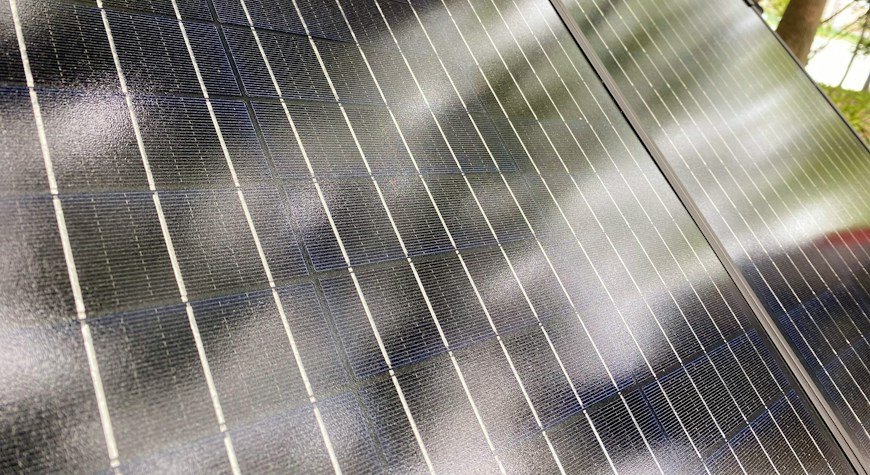 Panel solar sobre una cubierta para calcular cuántas placas solares necesita una vivienda