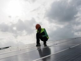 Degradación placas solares revisada por un técnico de mantenimiento