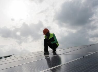 Degradación placas solares revisada por un técnico de mantenimiento