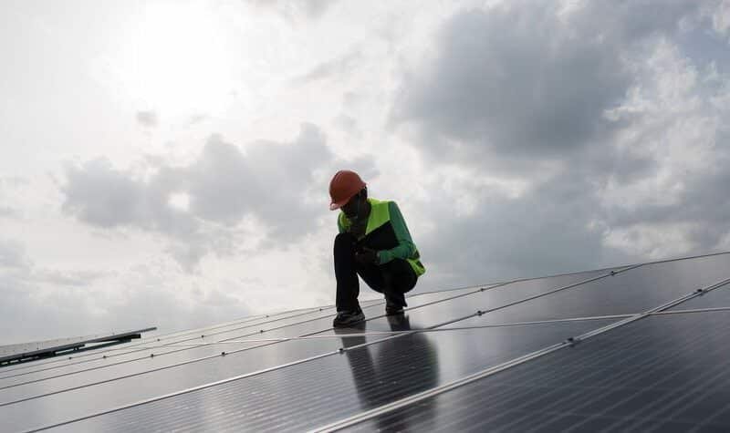 Degradación placas solares revisada por un técnico de mantenimiento