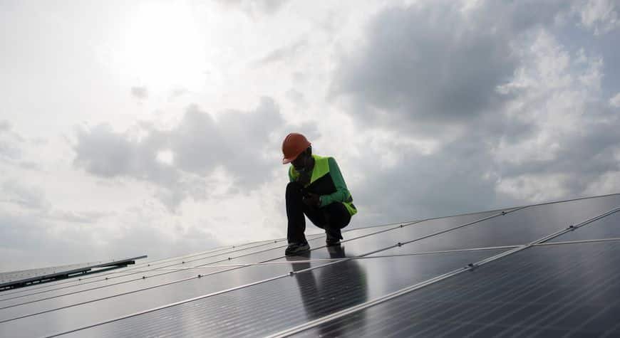 Degradación placas solares revisada por un técnico de mantenimiento