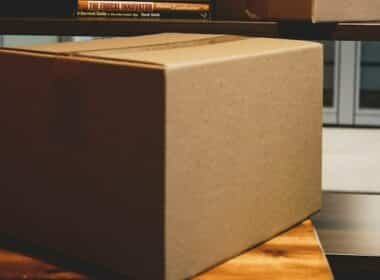 Cajas de cartón preparadas para embalar una mudanza