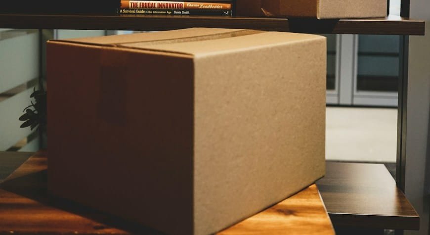 Cajas de cartón preparadas para embalar una mudanza