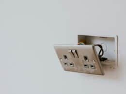 Enchufe quemado y dañado en una pared